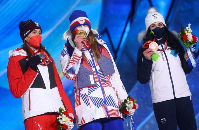 Medailistky paralelního obřího slalomu v Pekingu 2022: Daniela Ulbingová, Ester Ledecká a Gloria Kotniková