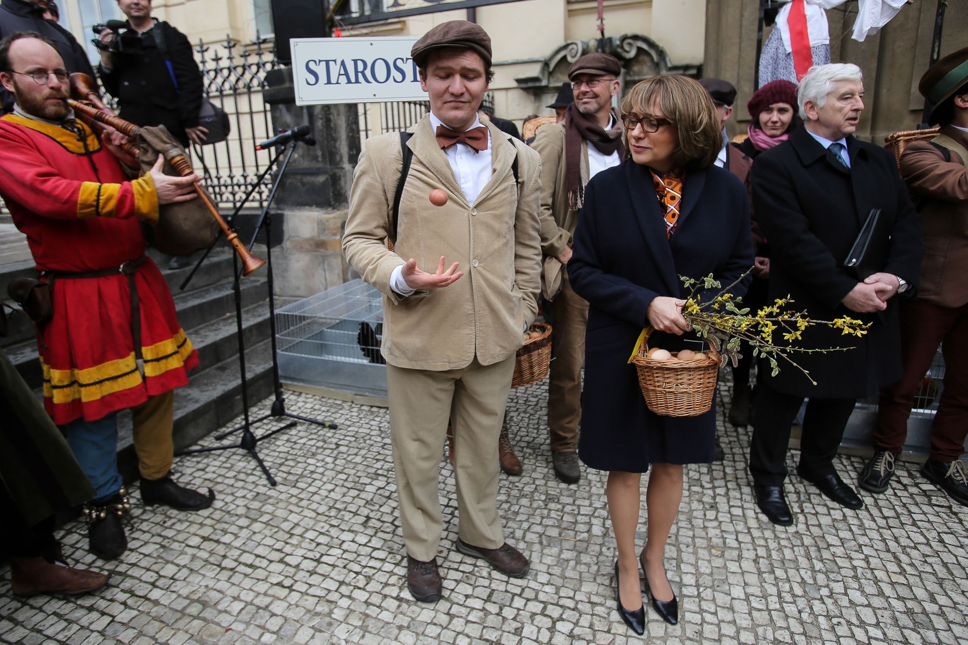 Velvarský vajíčkový průvod přes Karlův most