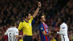 LM, Barcelona- Paris St Germain: rozhodčí Deniz Aytekin dává žlutou kartu Blaise Matuidimu
