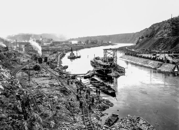 Historická fotografie zachycující výstavbu vodní nádrže Štěchovice, která probíhala mezi lety 1937 a 1944, navzdory válečným komplikacím.