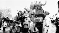 Průjezd dělostřelců Ruské osvobozenecké armády (ROA) Hořelicemi (6. května 1945).