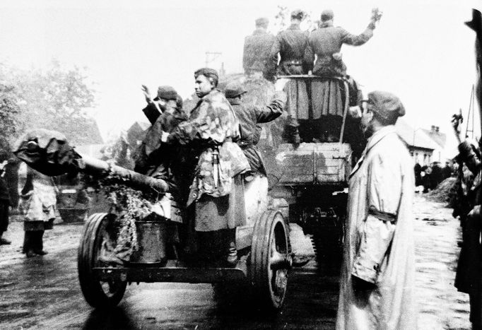 Řevnice, 6. května 1945. Příjezd kolony nákladních automobilů s příslušníky 1. pěšího pluku ROA na náměstí Victoria (dnes Krále Jiřího z Poděbrad).