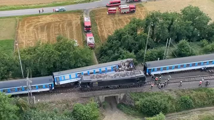 Na Hané se srazil osobní vlak s lokomotivou a vykolejil. Strojvůdce odvezl vrtulník; Zdroj foto: Zdravotnická záchranná služba Olomouckého kraje