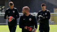 Sparta začíná s novými brankáři. V létě přišli David Bičík a Marek Štěch (a na tréninku je kryl také mladý Tomáš Vozár).