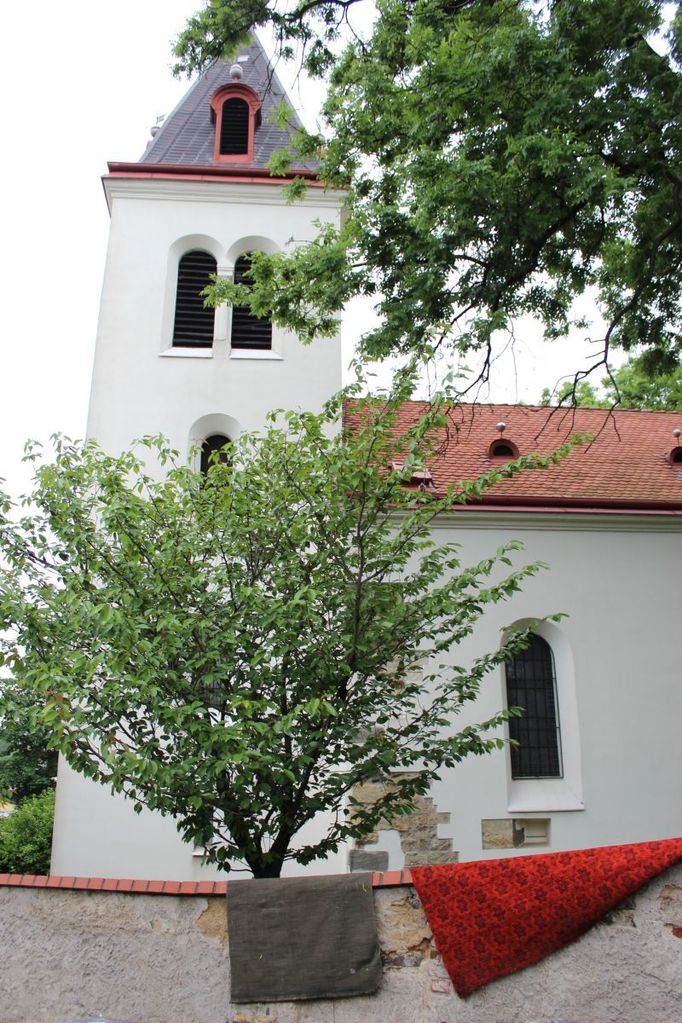 Suší i nedávno opravený kostelík, zdejší dominanta. Za zdí bylo všechno pod vodou.