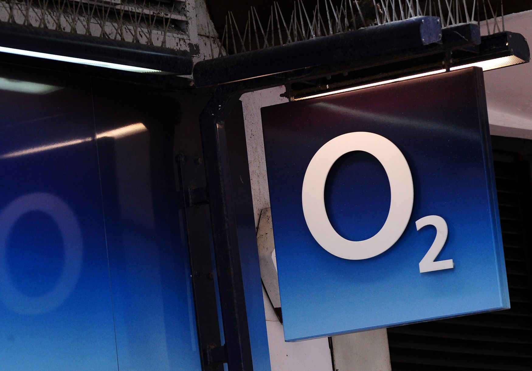 O2 - logo, pobočka