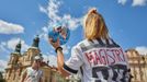 Demonstrace a happening proti masovému turismu. Protest měl formu fotbalového zápasu týmů Praha a Airbnb.