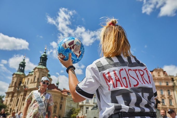 Demonstrace a happening proti masovému turismu. Protest měl formu fotbalového zápasu týmů Praha a Airbnb.