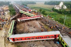 Nejhorší železniční nehoda v tomto století. Při srážce vlaků v Indii zemřelo 288 lidí