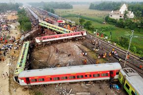 Za děsivou železniční nehodu v Indii může chyba signalizace, zemřelo skoro 300 lidí