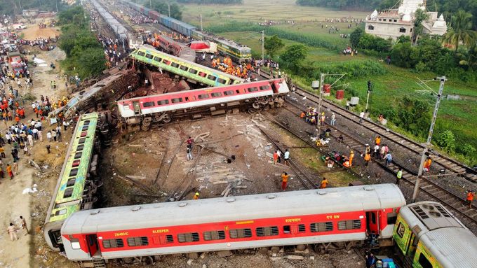 Za děsivou železniční nehodu v Indii může chyba signalizace, zemřelo skoro 300 lidí