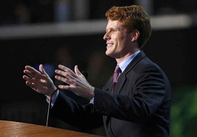 Joe Kennedy III waves during his address at the Democratic National Convention in Charlotte, North Carolina, September 4, 2012. REUTERS/Jessica Rinaldi (UNITED STATES - Tags: POLITICS ELECTIONS) Published: Zář. 5, 2012, 12:44 dop.