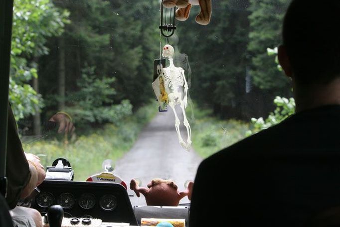 Přesun armádním autobusem pod kótu 718.