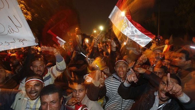 Statisíce lidí oslavují v ulicích Káhiry rezignaci prezidenta Husního Mubaraka.