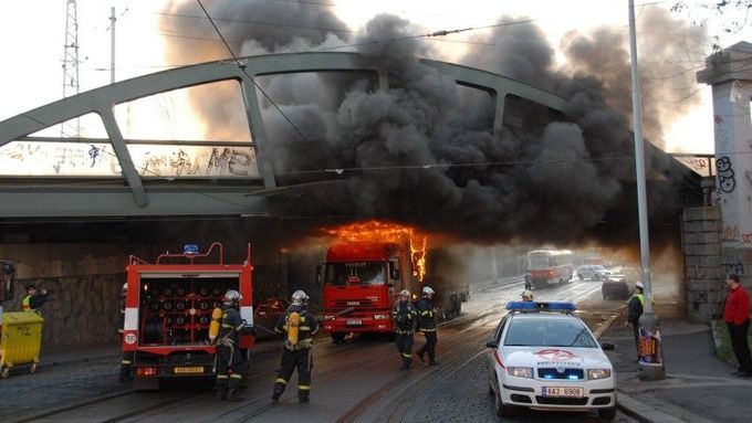 V březnu hasiči zasahovali u požáru kamionu, který se zaklínil pod železničním viaduktem v Praze Nuslích