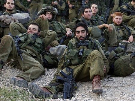 Izraelští vojáci odpočívají po návratu z Libanonu
