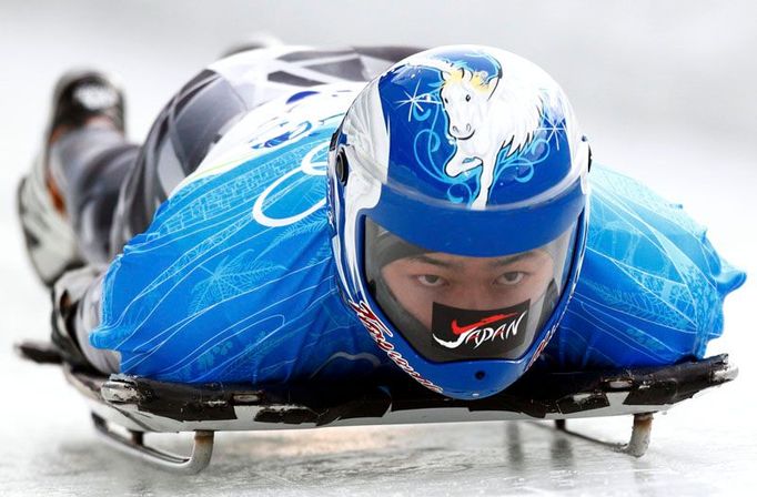 Vrcholné soustředění na tváři japonského závodníka Šinzuke Tajamaho během skeletonu.