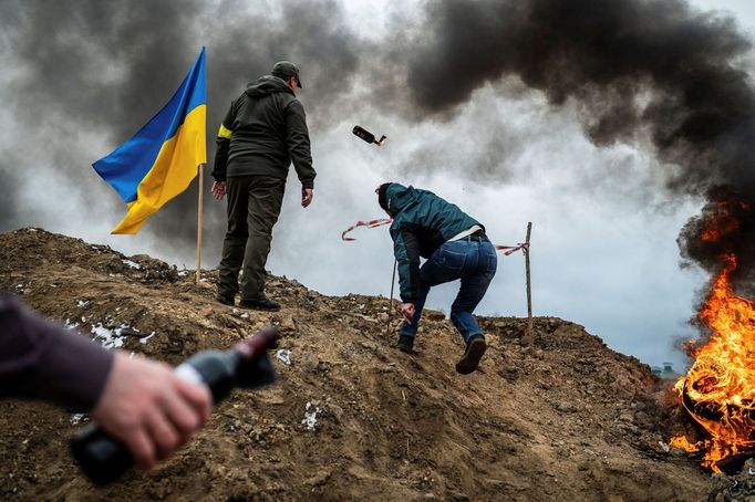 Civilisté v Žytomyru trénují vrhání zápalných molotovových koktejlů.