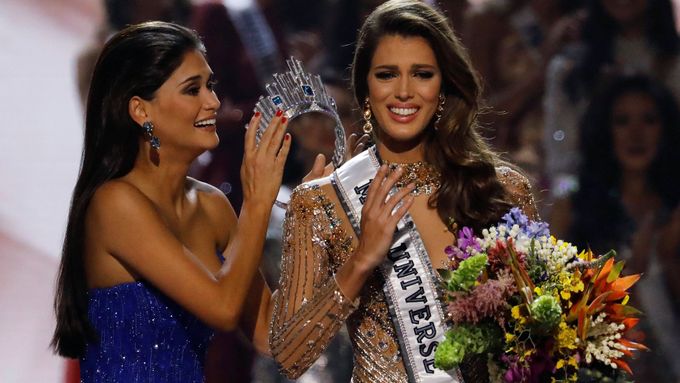 Miss Universe se stala tmavovlasá kráska z Francie