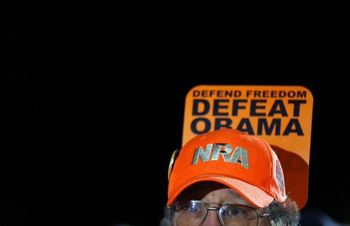 An audience member wearing a National Rifle Association (NRA) cap waits for U.S. Republican presidential nominee Mitt Romney and vice-presidential nominee U.S. Congressman Paul Ryan (R-WI) at a campaign rally in Fishersville, Virginia October 4, 2012. REUTERS/Brian Snyder (UNITED STATES - Tags: POLITICS ELECTIONS USA PRESIDENTIAL ELECTION) Published: Říj. 5, 2012, 1:26 dop.