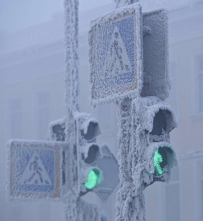 Traffic lights are seen covered in snow in Yakutsk, in the Republic of Sakha, northeast Russia, January 17, 2013. The coldest temperatures in the northern hemisphere have been recorded in Sakha, the location of the Oymyakon valley, where according to the United Kingdom Met Office a temperature of -67.8 degrees Celsius (-90 degrees Fahrenheit) was registered in 1933 - the coldest on record in the northern hemisphere since the beginning of the 20th century. Yet despite the harsh climate, people live in the valley, and the area is equipped with schools, a post office, a bank, and even an airport runway (albeit open only in the summer). Picture taken January, 17 2013. REUTERS/Maxim Shemetov (RUSSIA - Tags: SOCIETY TRANSPORT ENVIRONMENT) ATTENTION EDITORS: PICTURE 5 OF 27 FOR PACKAGE 'THE POLE OF COLD' SEARCH 'MAXIM COLD' FOR ALL IMAGES Published: Úno. 18, 2013, 11:25 dop.