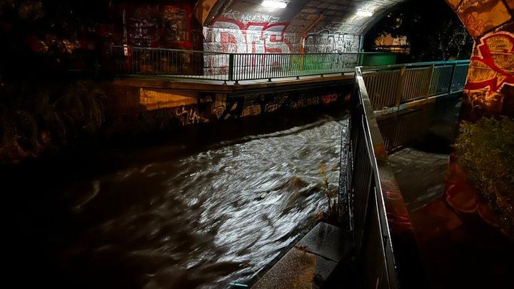 Hasiči kvůli bouřkám vyjížděli k více než stovce zásahů. Na D1 se vytvořila laguna; Zdroj foto: Hasiči Praha / Twiiter.com