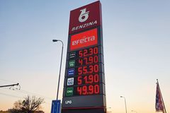 Jak funguje Orbánovo zastropování cen paliv a proč Česko radši zkoumá zisky pumpařů
