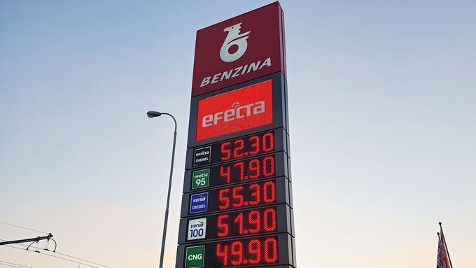 Ceny u čerpací stanice Benzina 9. března 2022 v Brně-Slatině. Pohonné hmoty v Česku jsou po ruské invazi na Ukrajinu nejdražší v historii.