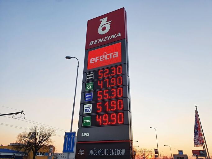 Ceny u čerpací stanice Benzina 9. března 2022 v Brně-Slatině. Pohonné hmoty v Česku jsou po ruské invazi na Ukrajinu nejdražší v historii.