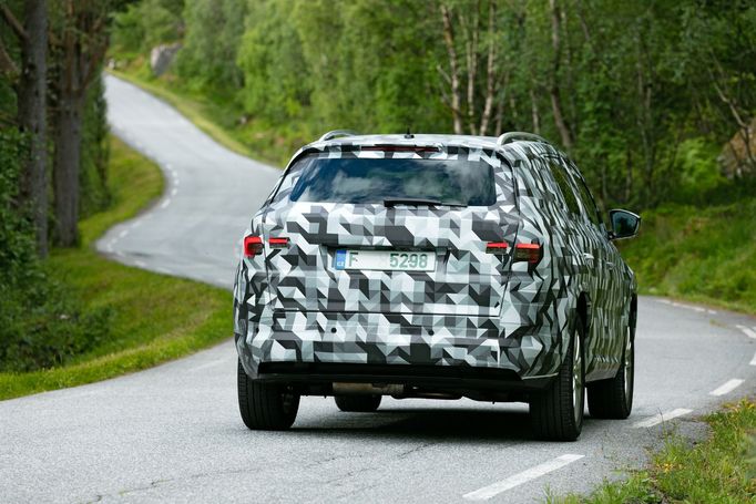 Nastavení řízení i podvozku se ladí jak na rychlostním okruhu Nürburgring, tak i na podobných členitých silnicích v odlehlých krajích.