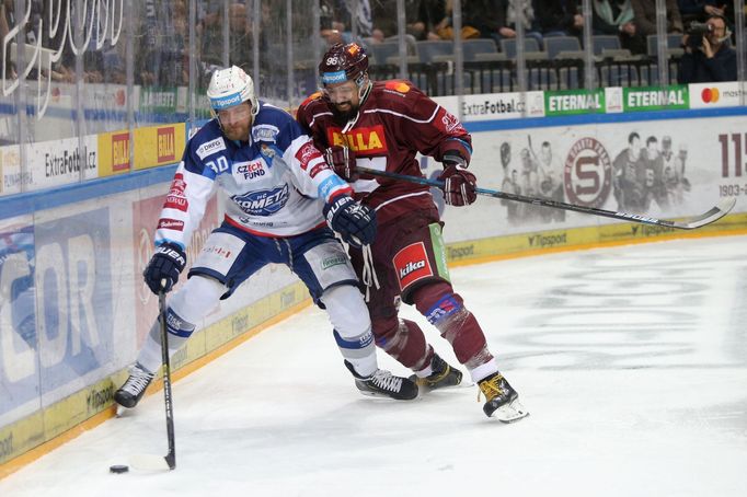 38. kolo hokejové extraligy 2018/19, Sparta - Kometa: Martin Dočekal (vlevo) a Richard Jarůšek