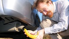 Banán do výfuku auta