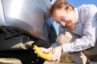Letní úvaha ekoteroristy: Klimatizuje si zaparkované auto. Propíchat mu gumy?