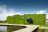 Fránek stojí například za komplexem laboratoří LIKO-Noe na vodní ploše ve Slavkově u Brna. Jedná se o dřevostavbu opláštěnou svislými zahradami, má vlastní čističku a využívá solární energii.