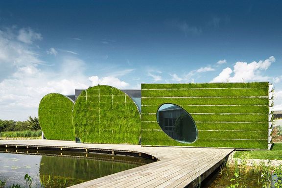 Komplex laboratoří LIKO-NOE na vodní ploše ve Slavkově u Brna je dřevostavba, opláštěná svislými zahradami. Má vlastní čističku a využívá solární energii.