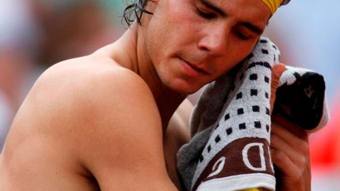 Rafael Nadal při první porážce na Roland Garros.