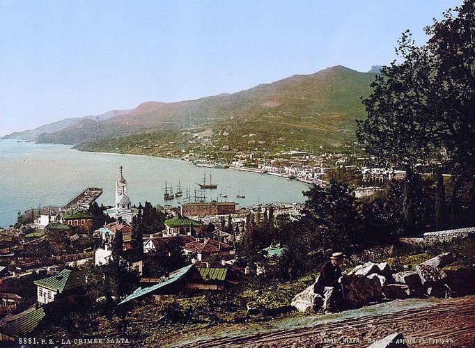 Záběr z návrší na pobřeží mezi Gurzufem a Jaltou na Krymu, rok cca 1890 - 1900. Fotochrom