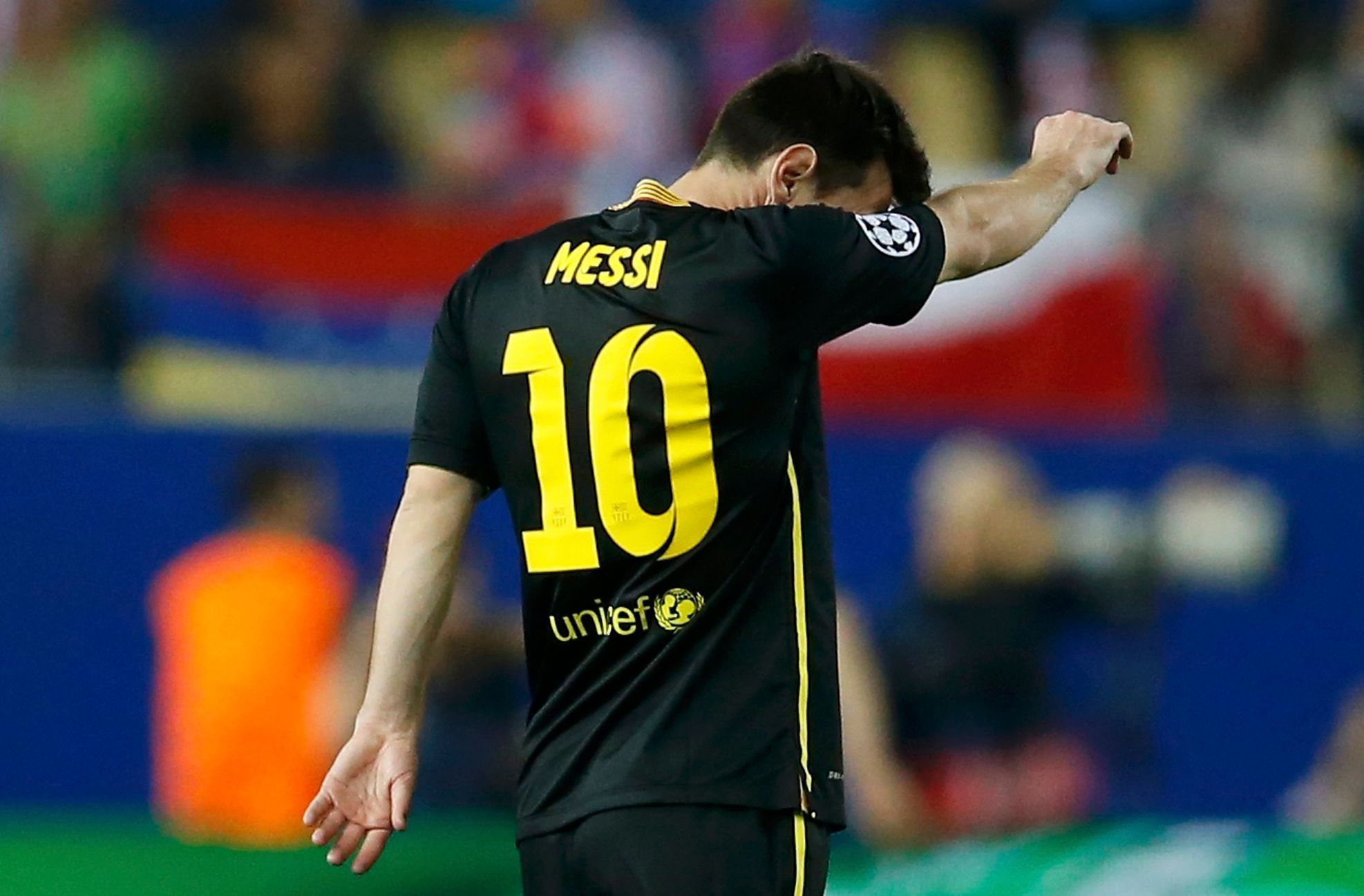 Smutný Lionel Messi v Lize mistrů
