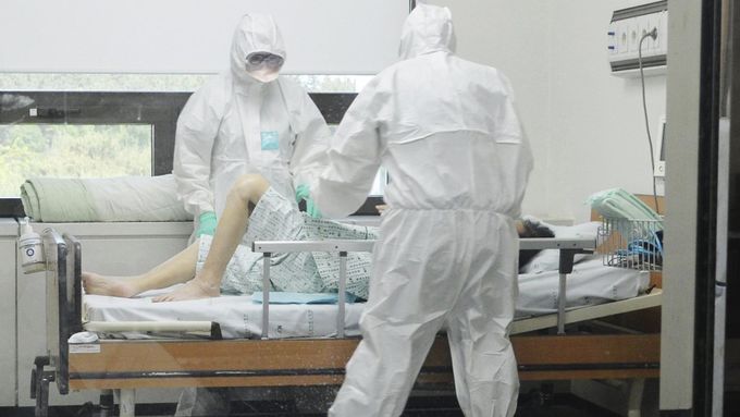 Jihokorejští zdravotníci pečují o pacienta nakaženého koronavirem MERS.