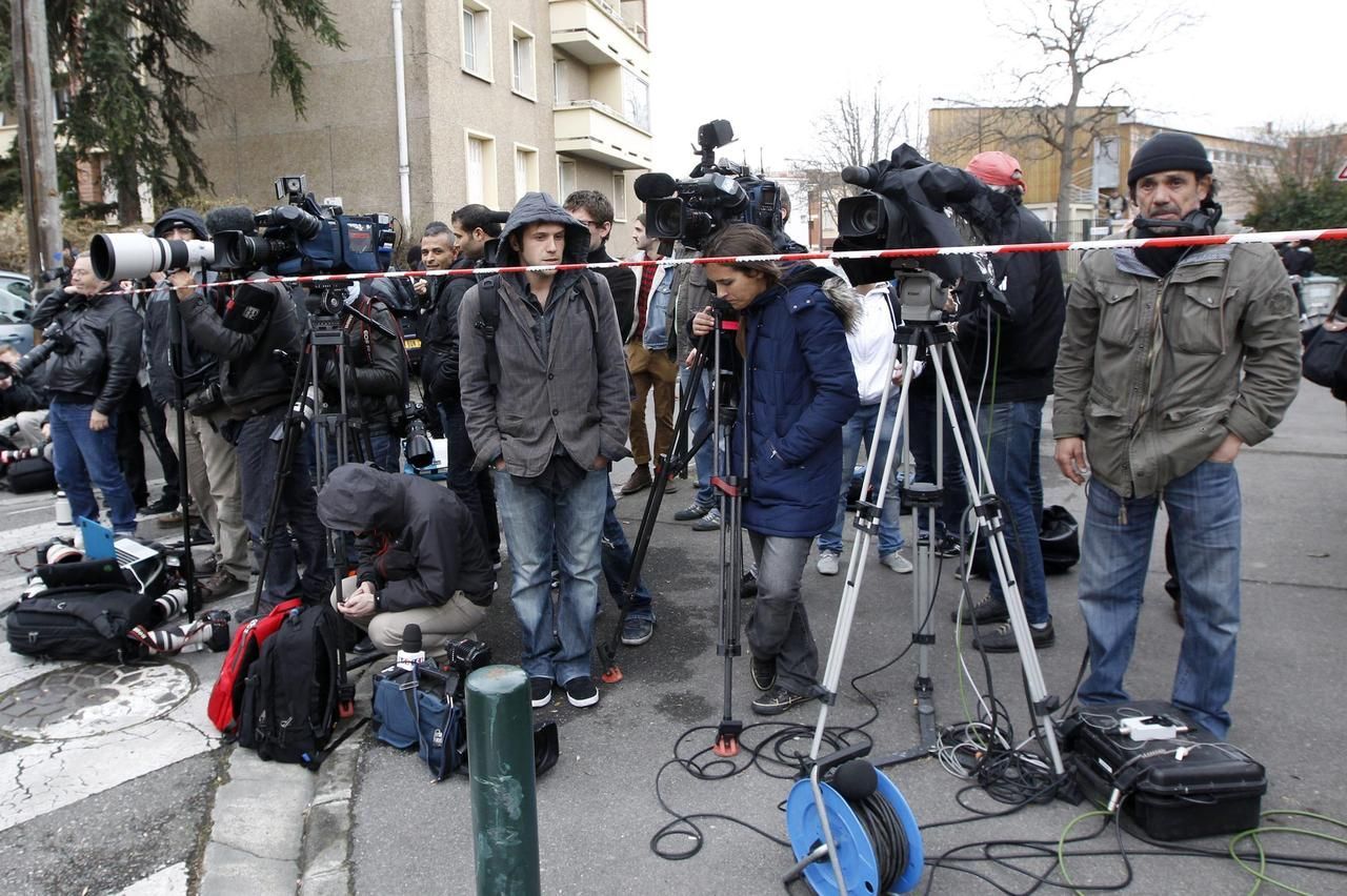 Policejní zátah proti černému střelci v Toulouse - média čekají na zaznamenání zadržení muže