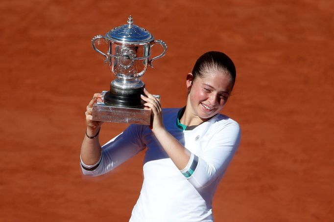 Jelena Ostapenková s trofejí pro vítězku French Open