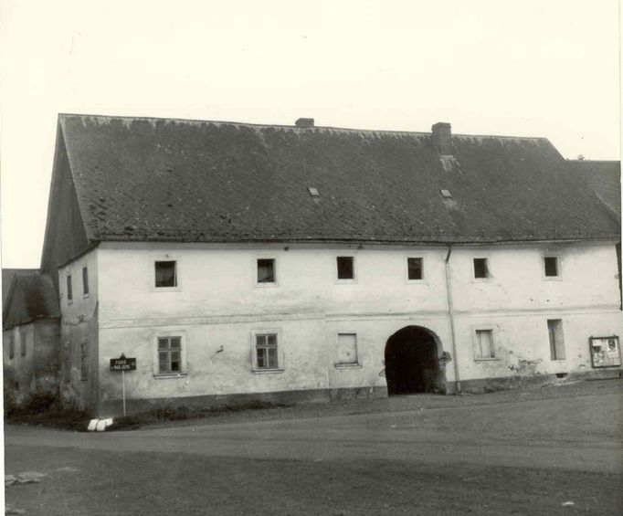 Nečtiny (Plzeňský kraj). Stavení, z něhož nyní vzniklo regionální muzeum. Fotka z roku 1963.