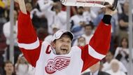 Nicklas Lidstrom pozvedl Stanley Cup jako první evropský kapitán v historii.