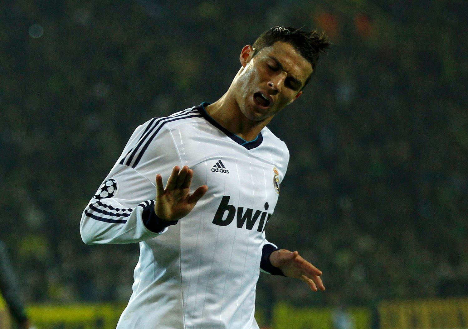 Fotbalista Realu Madrid Cristiano Ronaldo slaví gól v utkání proti Borussii Dortmund během základních skupin Ligy mistrů 2012/13.