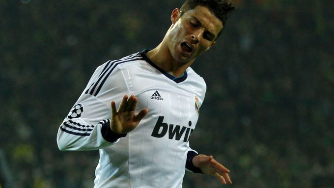 Ronaldo musel na soustředění před derby s Atléticem autem. Mourinho na něj nečekal.