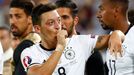 Euro 2016, Německo-Itálie: Mesut Özil slaví gól na 1:0