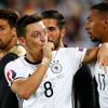 Euro 2016, Německo-Itálie: Mesut Özil slaví gól na 1:0