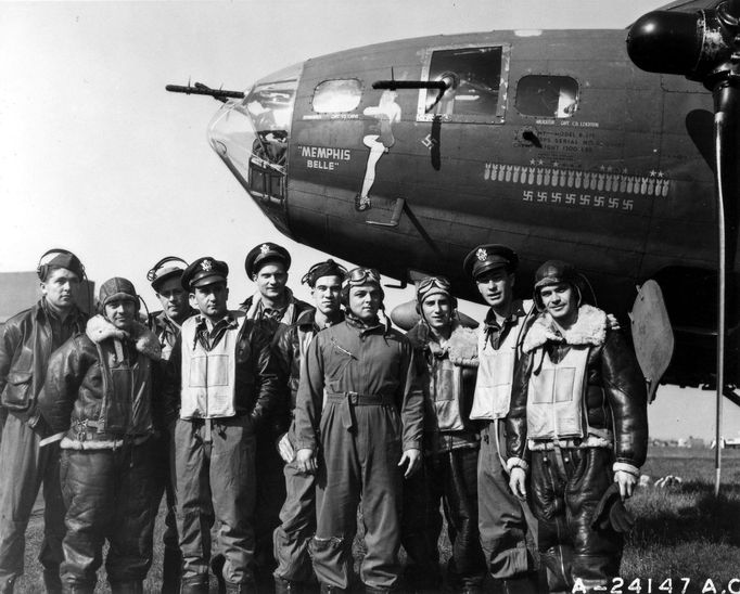 Posádka letounu B-17 Flying Fortress Memphis Belle na skupinové fotografii po úspěšném dokončení 25. mise. 7. čerevna 1943.