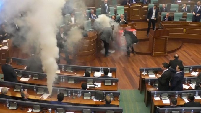 Opozice se pokoušela hlasování narušit slzným plynem v sále.