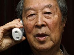 Yoichiro Nambu odpovídá po telefonu na otázky novináře ve svém domě v Chicagu.